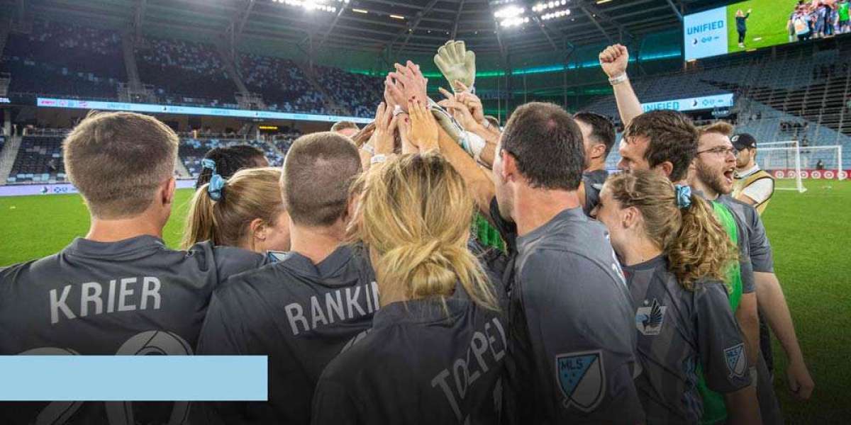 Columbus Crew 2 signs protector Xavier Zengue
