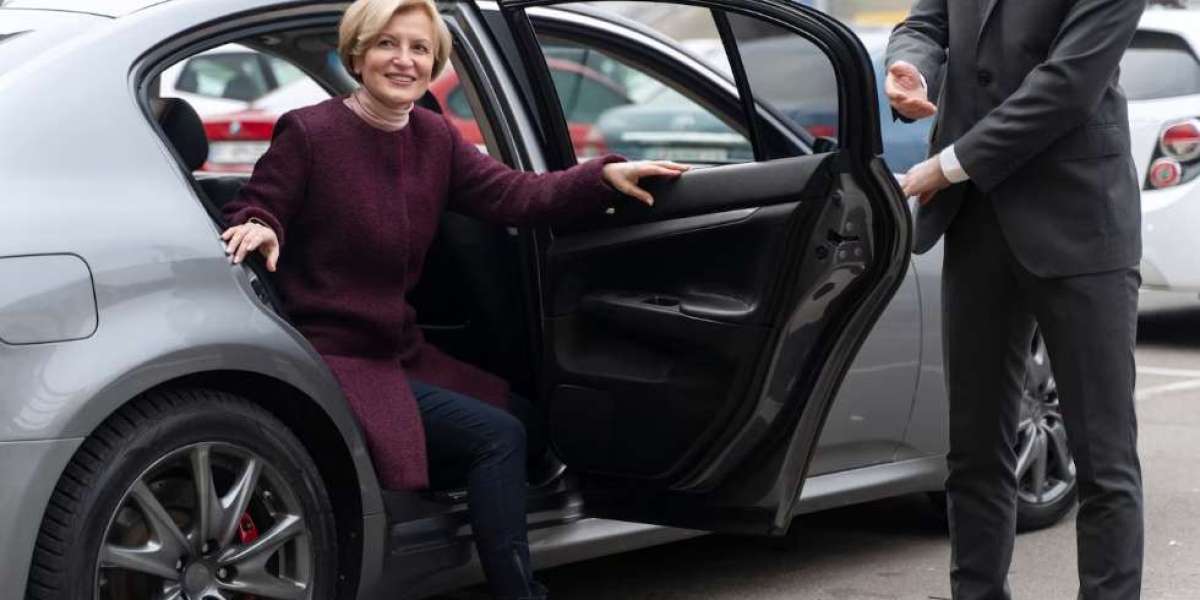 Elevating Commutes: Heathrow Airport  to Luton Bus vs. British Car Transfer