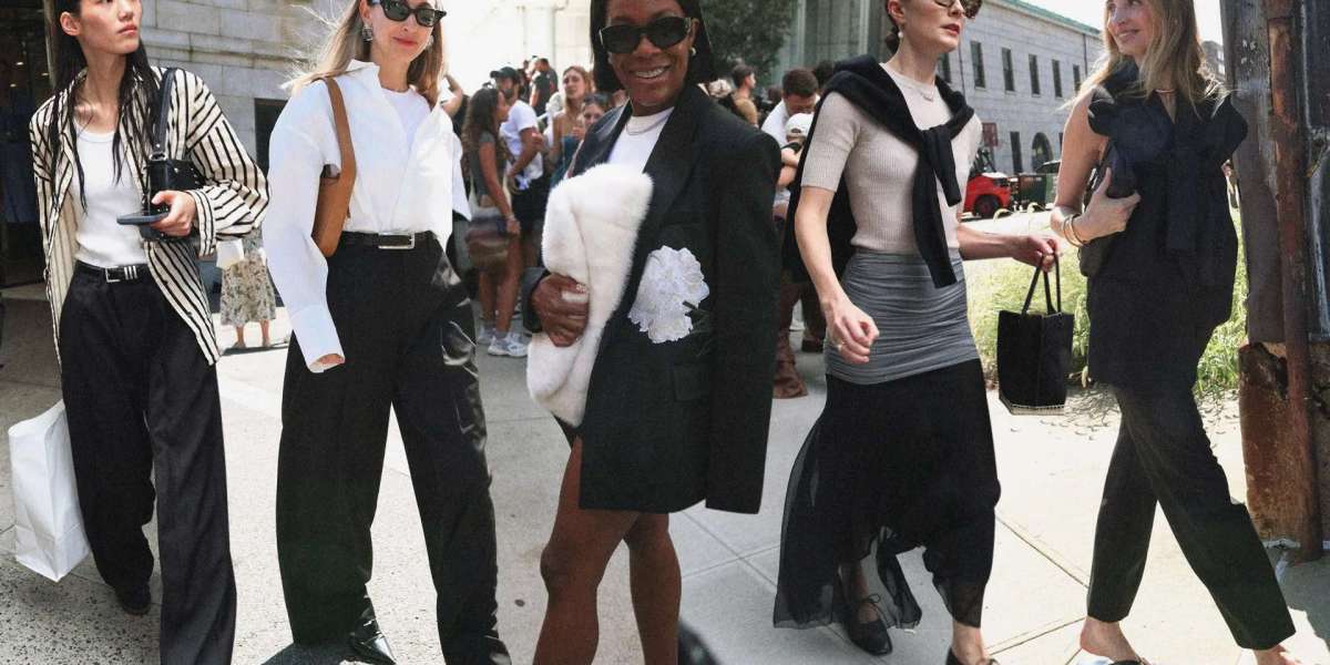 Golden Goose Sneakers Sale series is still jointly created by the brand's internal