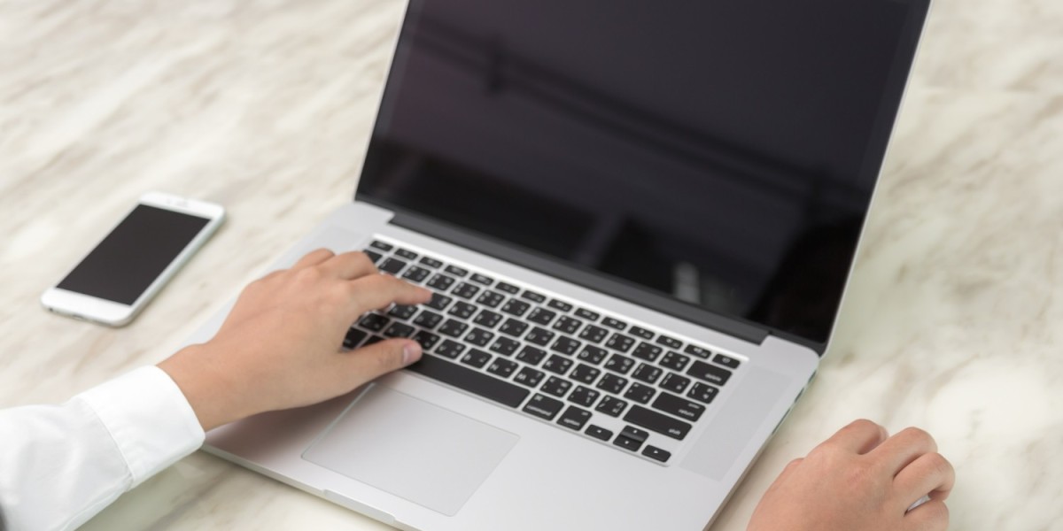How to Select the Right Screen for MacBook Replacement