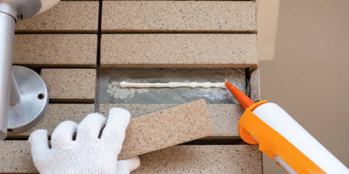 The Importance of Timing: Applying Wood Fence Sealer