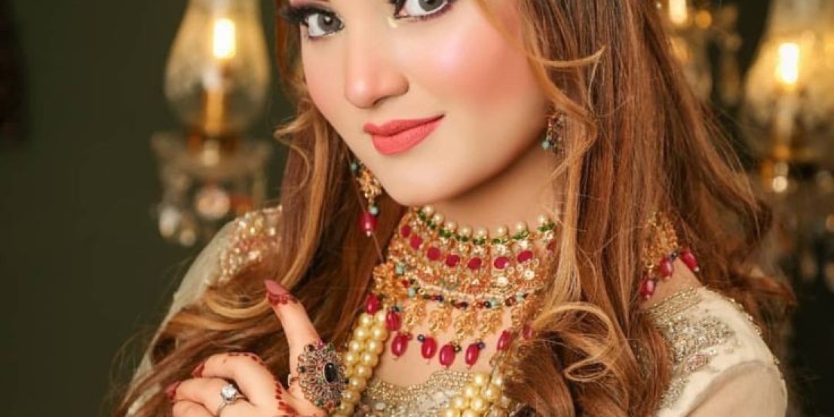 What Should I Expect from a Professional Bridal Makeup Service at Home?