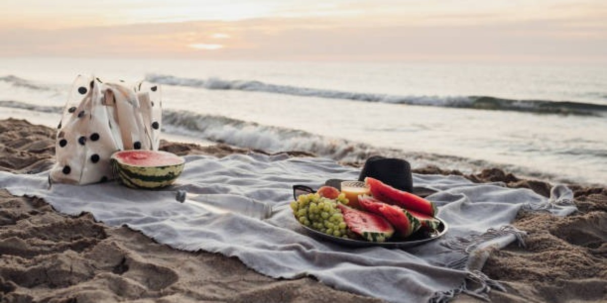Oahu's Unforgettable Feasts: From Beach Blanket Bites to Lavish Lakeside Lunches  pen_spark